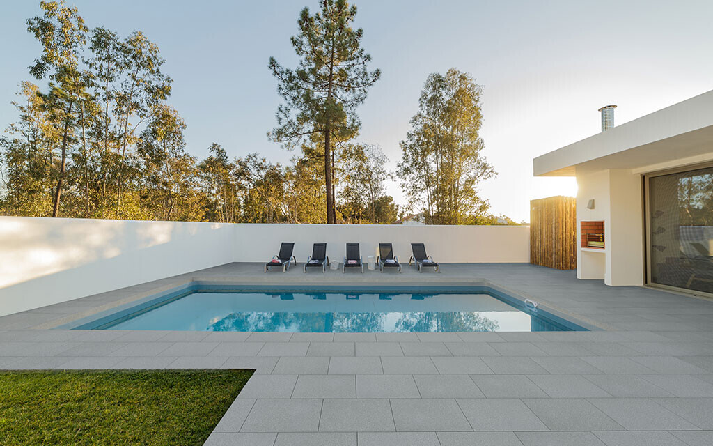 Poolplatten grau mit Liegelandschaft