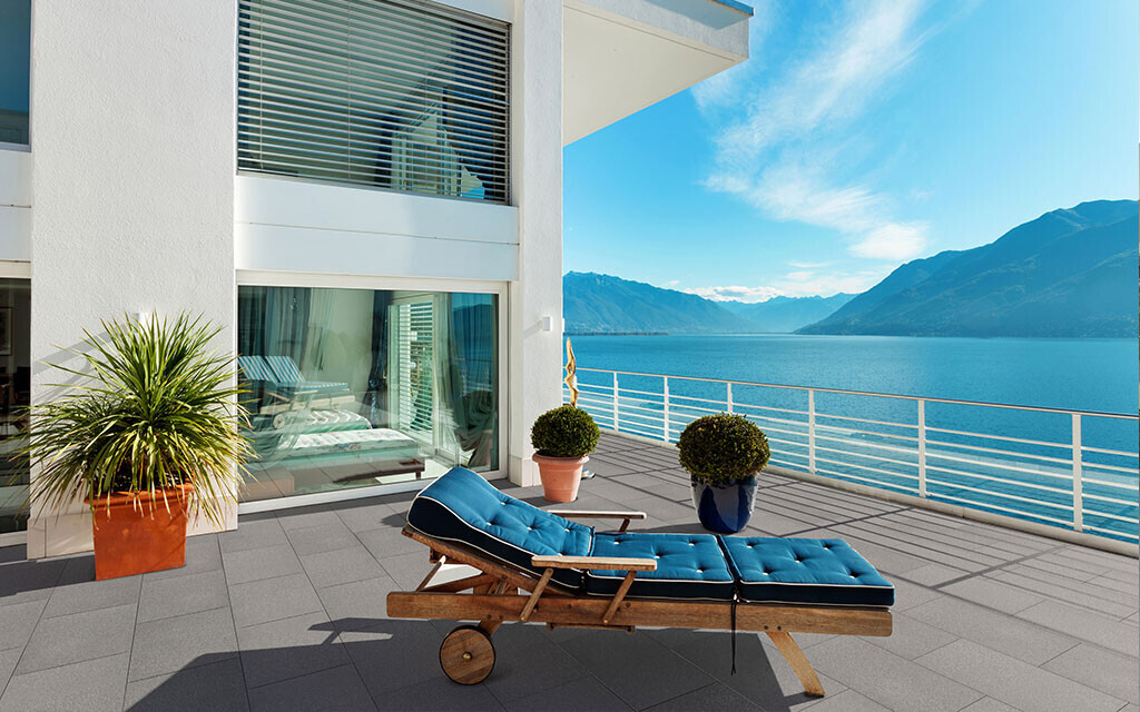 Sonnenterasse am See Terassenplatten grau