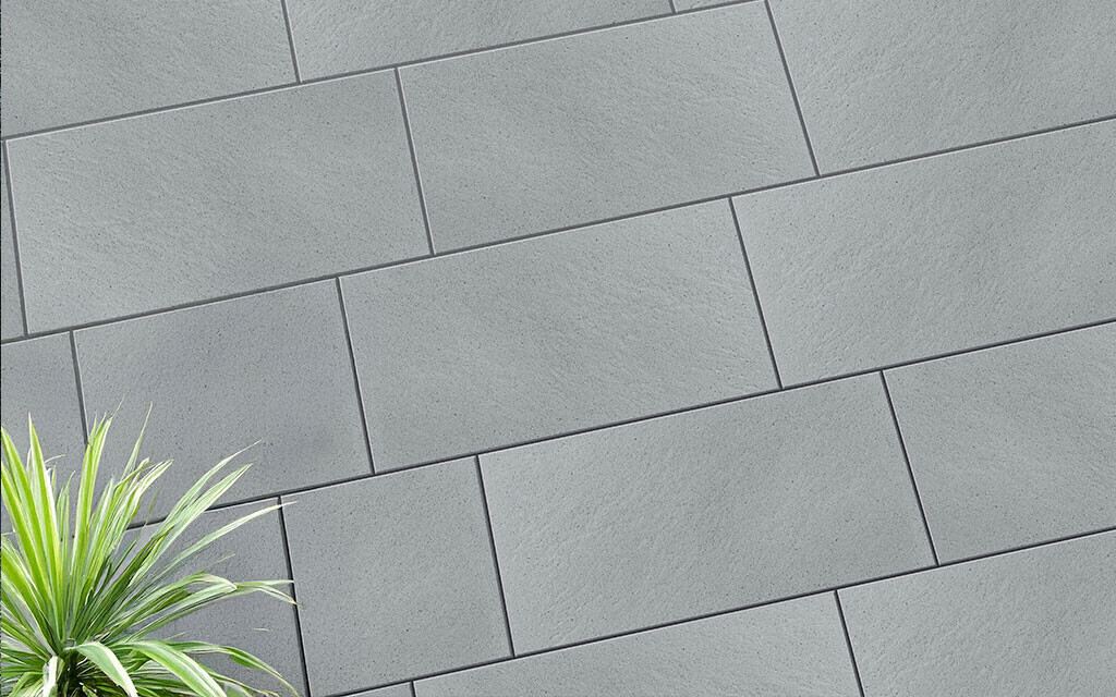 Terrassenplattrn beschichtet grau Nahaufnahme