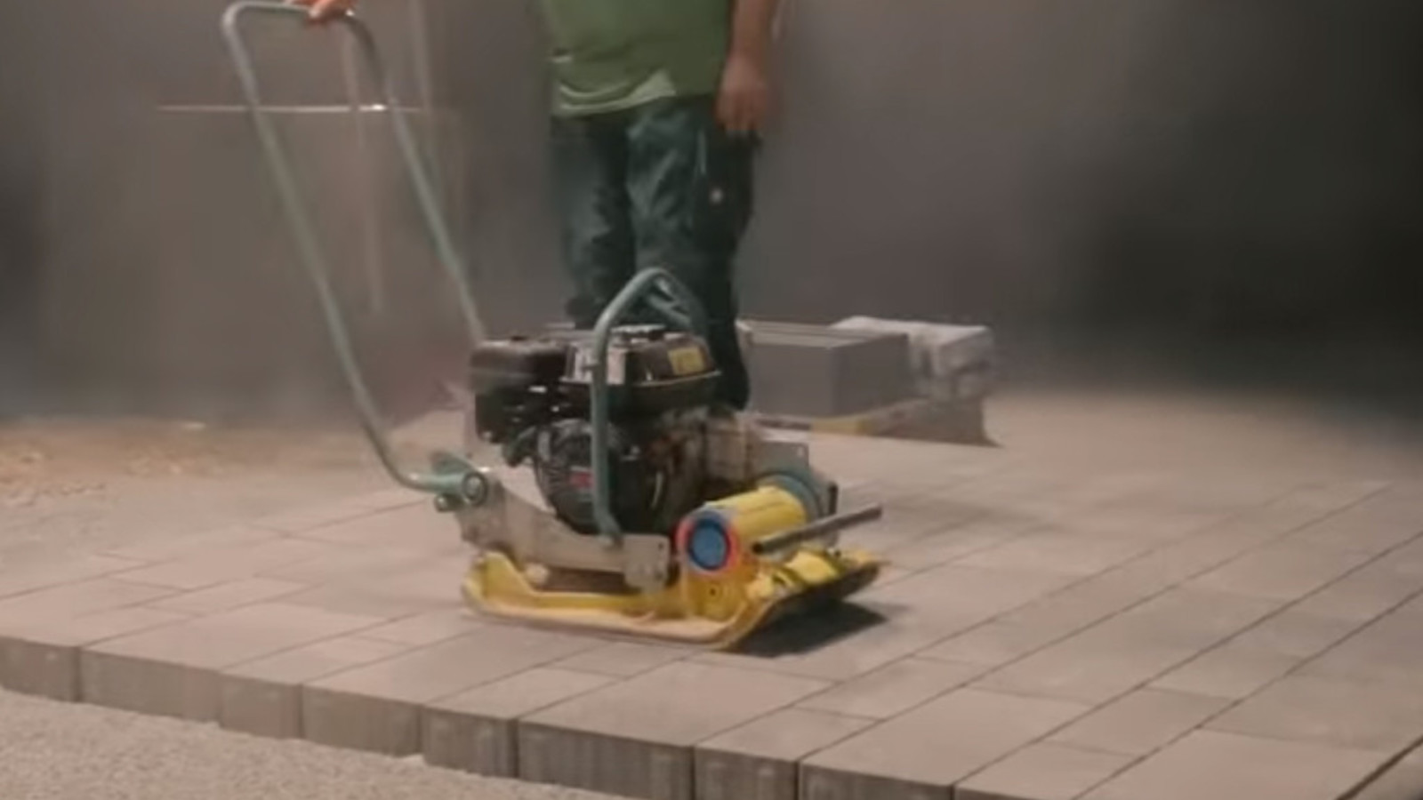 Pflaster abrütteln mit Maschine