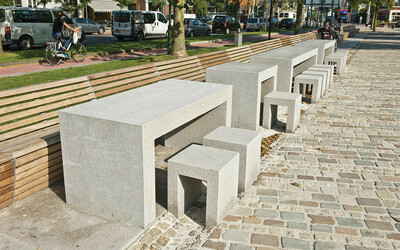 Parktische mit Hockern aus Beton und Holzsitzbank