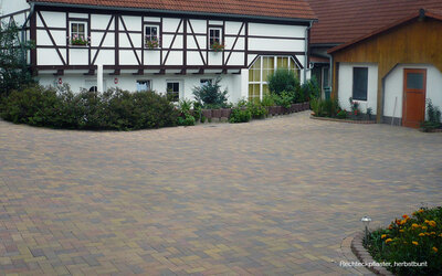 Fachwerkhaus Hof bunt gepflastert