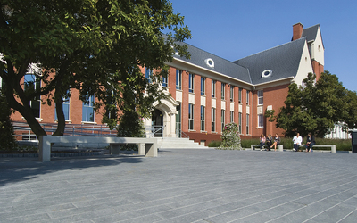Sitzbänke aus Beton Schulhof