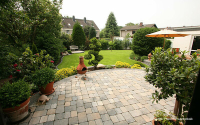 Terrasse mit Pflastersteinen antik muschelkalk