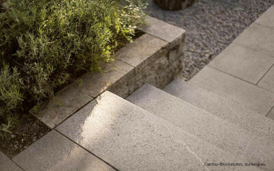 Treppenstufen Garten grau