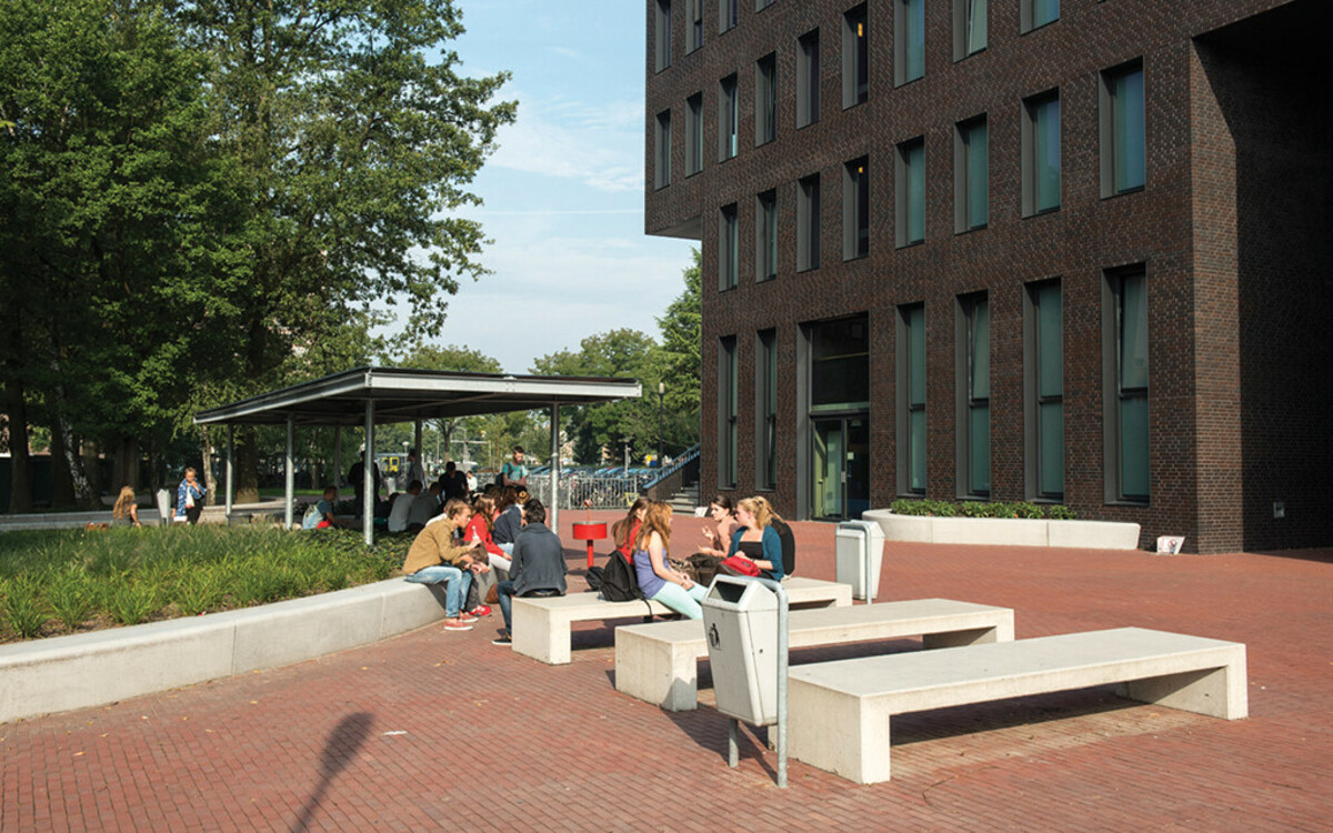 Sitzbänke Beton Schulhof