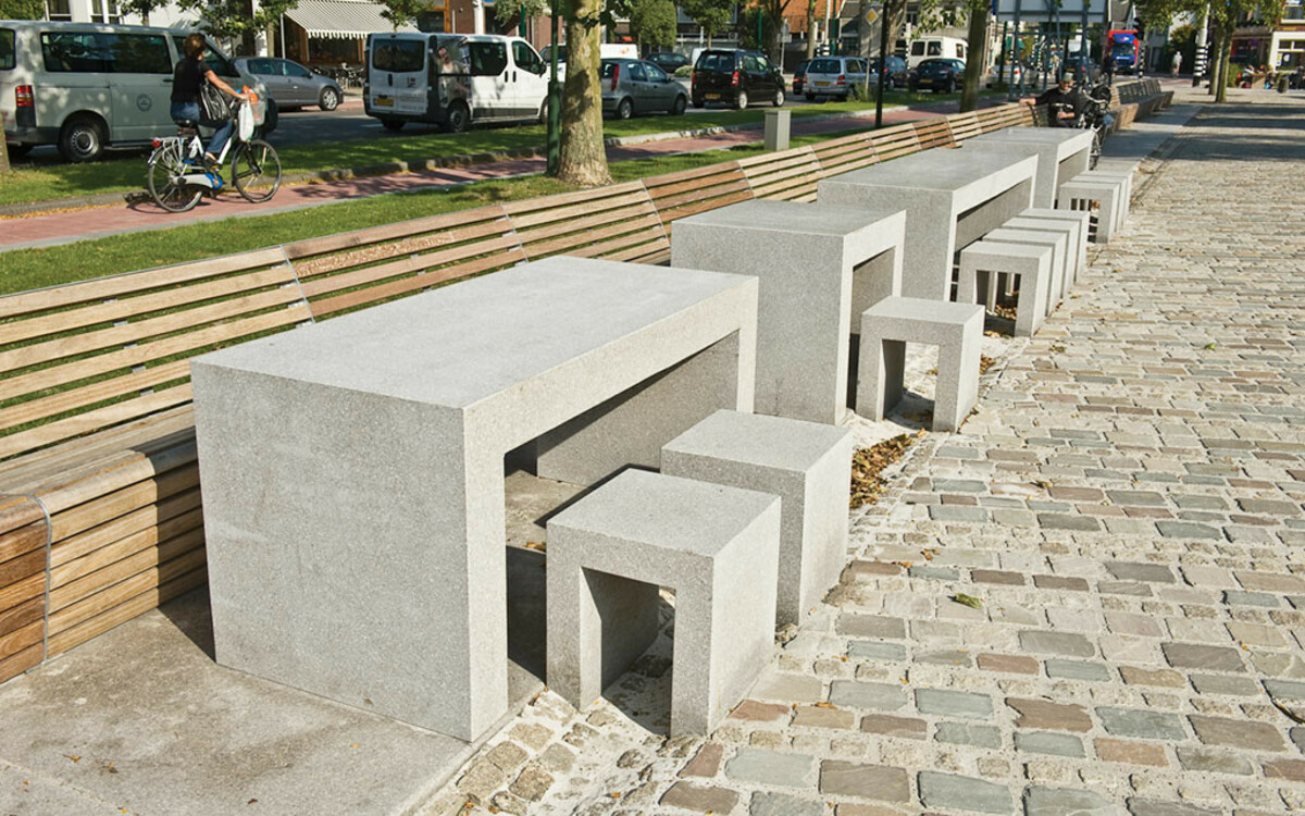 Parktische mit Hockern aus Beton und Holzsitzbank