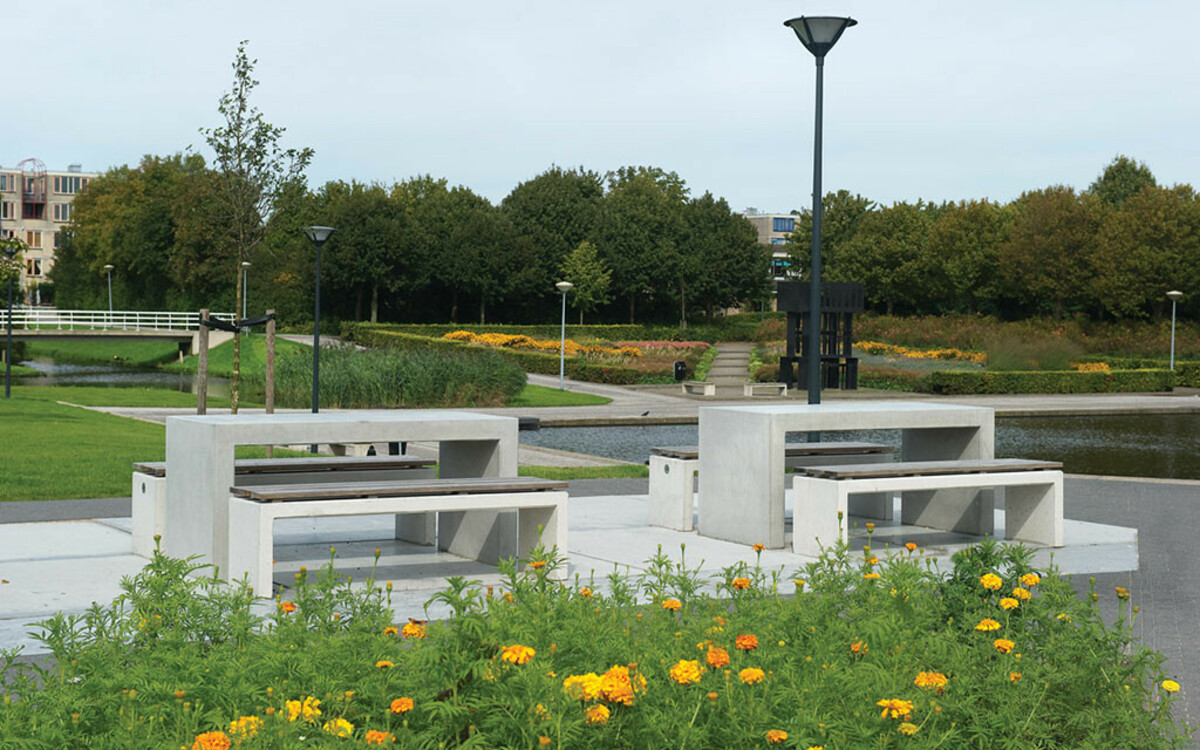 Parktische aus Beton mit Bänken