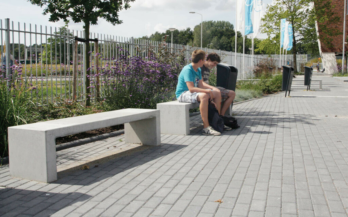 Parkbank pflegeleicht Schulhof