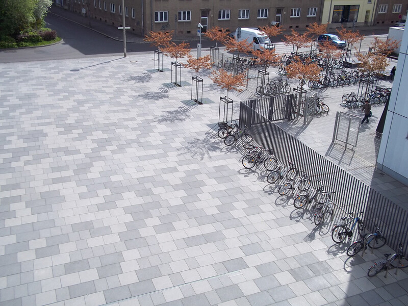 Öffentlicher Platz mit Fahrradständer