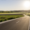 Bankettplatten entlang einer kurvigen Straße in ländlicher Landschaft