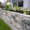 Muschelkalk-Mauer im Garten mit bepflanztem Hochbeet und Natursteinoptik