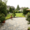 Pflaster aus grauen Betonsteinen für Terrasse und Gartenweg im begrünten Garten