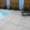 Graue Terrassenplatten an einem Pool mit Liegen und Holzsichtschutz