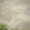 Grau-beige Platten im Verbund für Terrasse oder Gartenweg