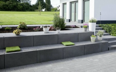 anthrazitfarbenen Stützwinkel als Sitzstufen an einer Terrasse