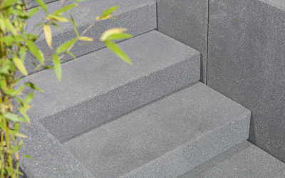 Graue Betonstufen für Gartenanlage und Treppe
