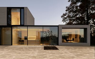 Terrassenpflaster in hellbeige, großformatig verlegt vor moderner Hausfassade
