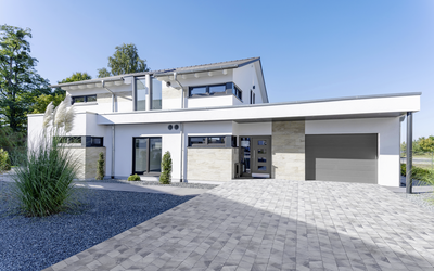 Pflaster in Grau für die Einfahrt vor modernem Wohnhaus