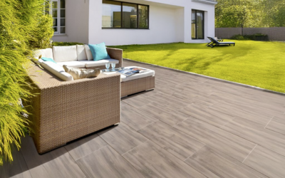 Terrassenplatten in Holzoptik, hellbraun, großformatig verlegt auf einer Terrasse