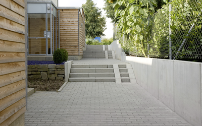 Graues Rechteckpflaster für Treppe und Hof, modern verlegt im Außenbereich