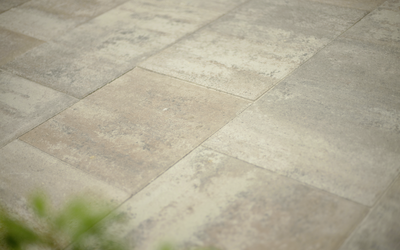 Grau-beige Platten im Verbund für Terrasse oder Gartenweg