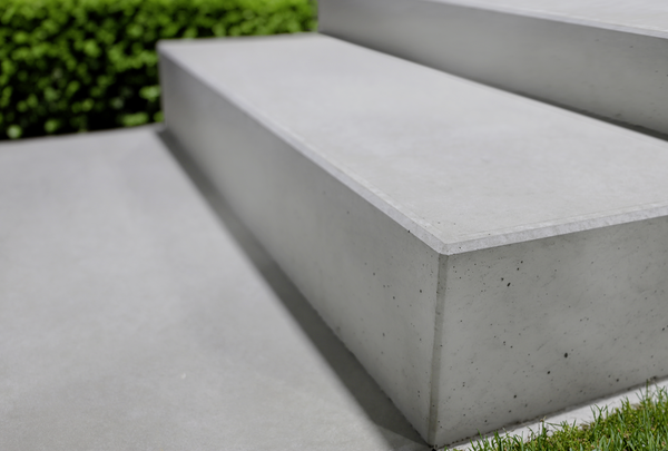 Grau beiger Blockstufe aus Beton mit glatter Oberfläche, im Außenbereich an einer Treppe verlegt