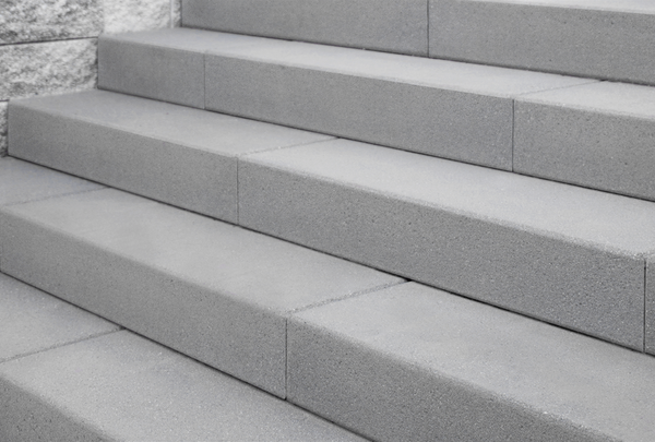Graue Blockstufen aus Beton für Außentreppen mit glatter Oberfläche und geradliniger Verlegung