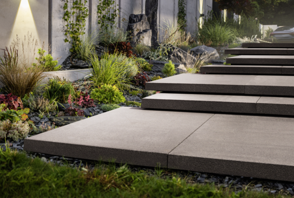 Grau-beige Terrassenplatten als Stufe im Gartenbereich, großformatig und glatt verlegt
