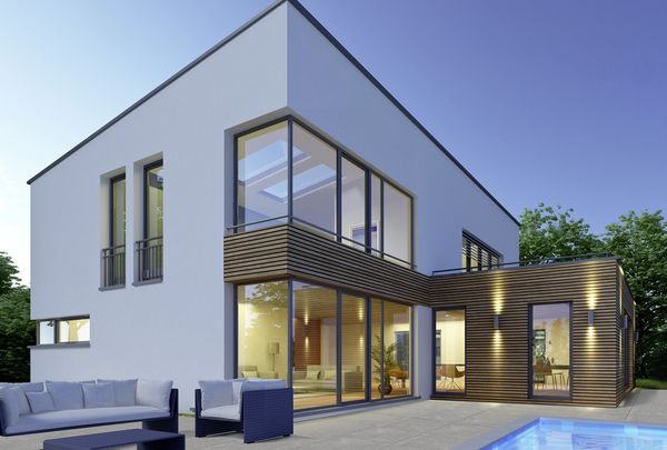 Terrassenbelag aus grauen Platten an moderner Außenanlage mit Pool und Wohnhaus