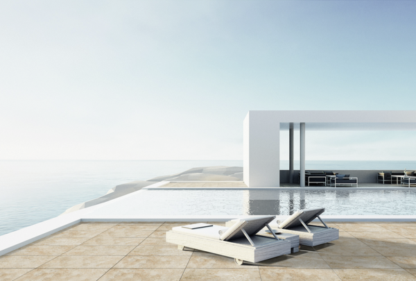 Terrassenplatten in Beige vor Pool und moderner Außenanlage