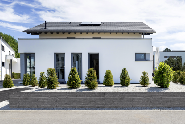 Anthrazitfarbene Mauer vor Einfahrt, moderne Außenanlage am Wohnhaus