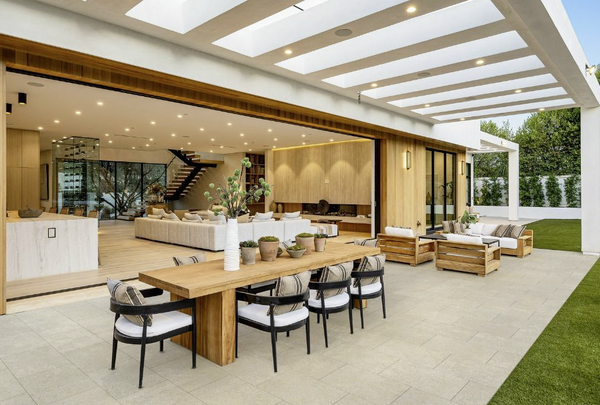 Terrassenplatten in Greige vor moderner Terrasse mit Lounge und Essbereich