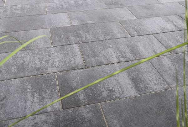 grau-anthrazit nuanciertes Pflaster im geradlinigen Verlegemuster für die Terrasse, QuintanoHybrid