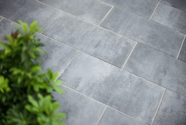 grau nuanciertes Pflaster mit glatter Oberfläche für Terrasse oder Gartenweg, QuintanoPur