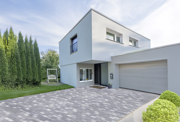 Graues Pflaster in der Einfahrt vor einem modernen Haus, EHL