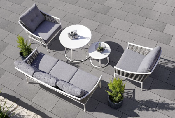 Graue Terrassenplatten mit moderner Lounge-Gestaltung im Außenbereich