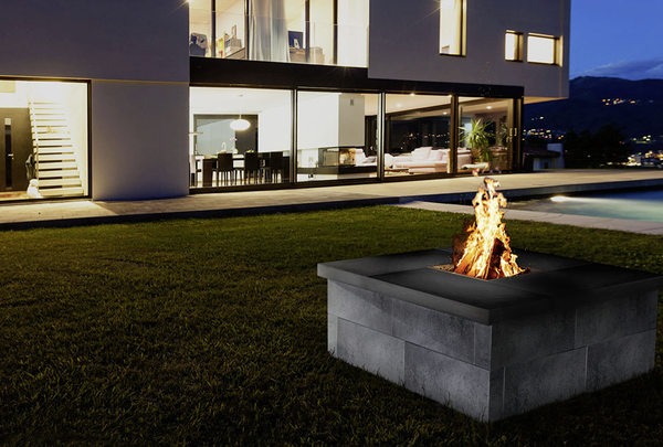 graue Feuerstelle aus Beton im Garten vor moderner Terrasse mit Flammen, Tribus-CityPur