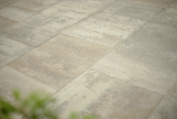 Grau-beige Platten im Verbund für Terrasse oder Gartenweg