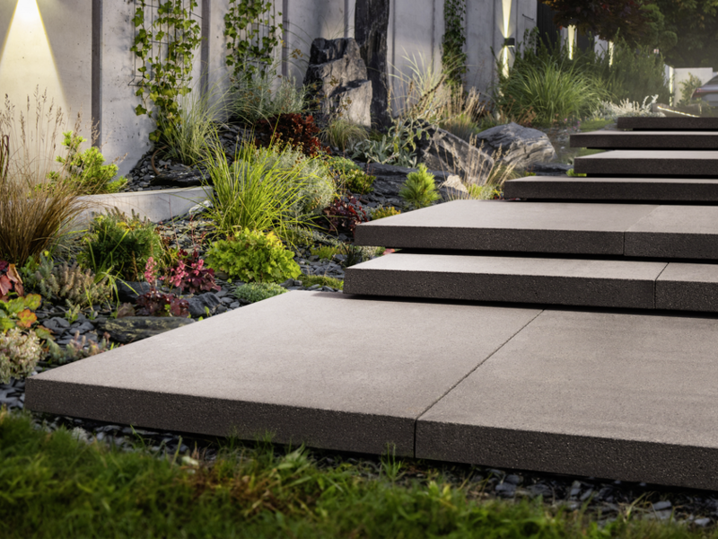 CityFlair-Cosmostufen  im Gartenbereich, großformatig und glatt verlegt