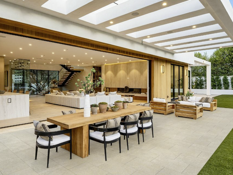 Terrassenplatten in Greige vor moderner Terrasse mit Lounge und Essbereich