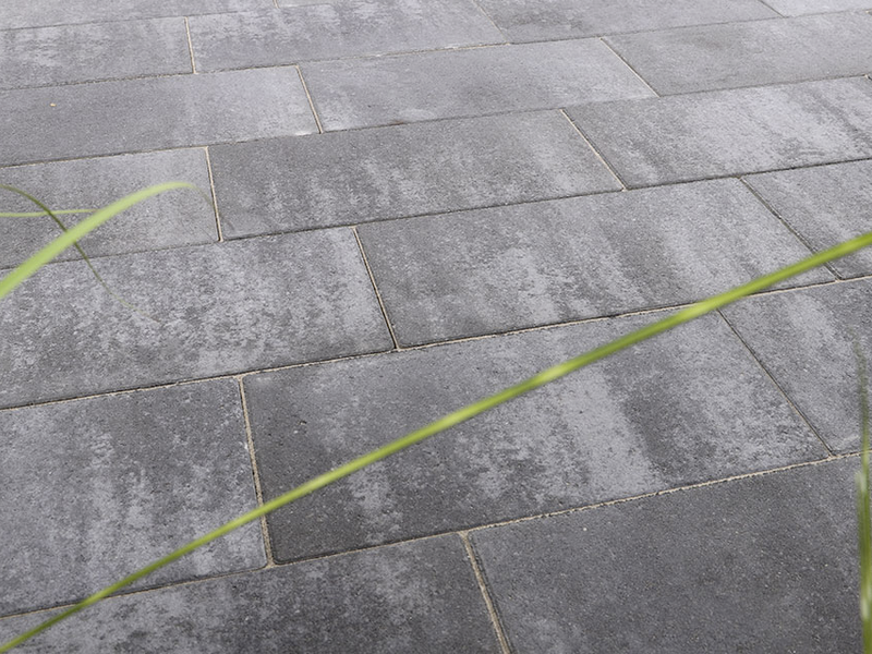 grau-anthrazit nuanciertes Pflaster im geradlinigen Verlegemuster für die Terrasse, QuintanoHybrid
