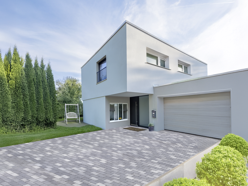 Graues Pflaster in der Einfahrt vor einem modernen Haus, EHL