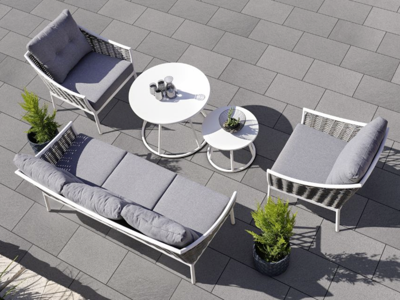 Graue Terrassenplatten mit moderner Lounge-Gestaltung im Außenbereich