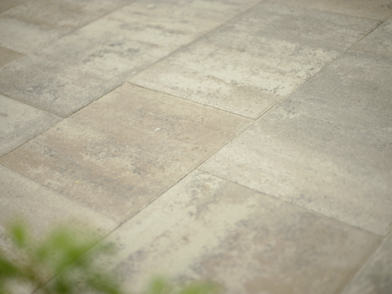 Grau-beige Platten im Verbund für Terrasse oder Gartenweg