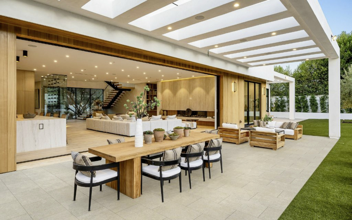 Terrassenplatten in Greige vor moderner Terrasse mit Lounge und Essbereich