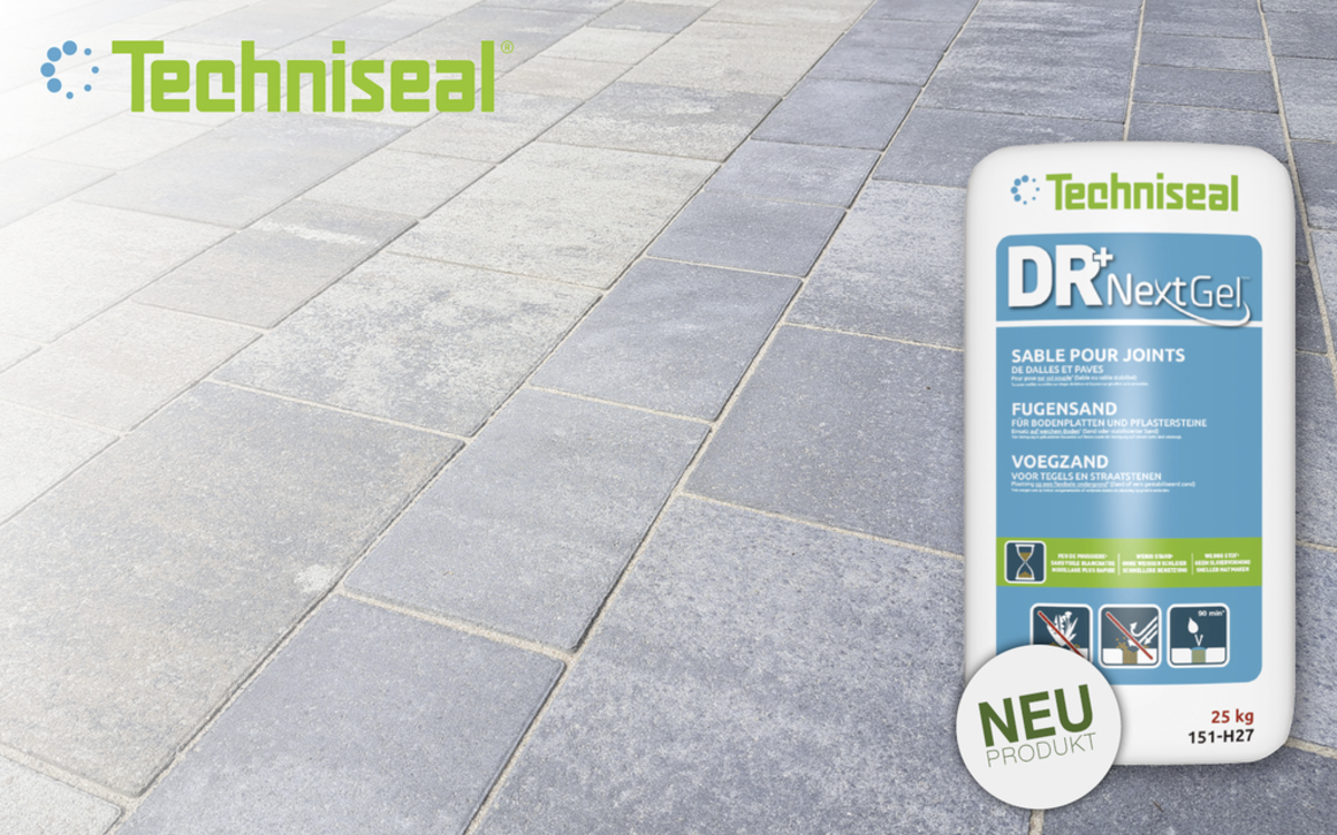 Fugensand für Pflastersteine in grauen Fugen zwischen hellen und dunklen Platten