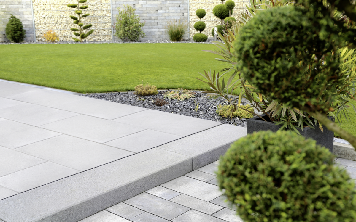 Graue Betonplatten für Terrasse und Gartenweg im modernen Außenbereich