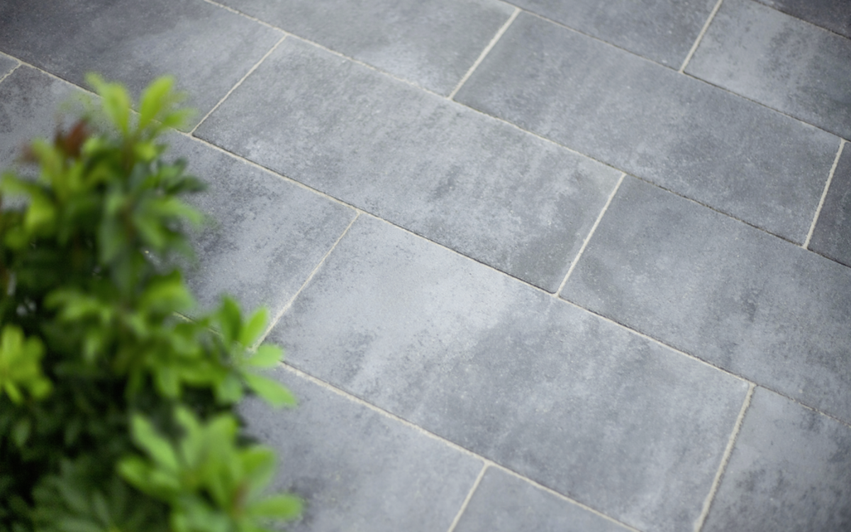 grau nuanciertes Pflaster mit glatter Oberfläche für Terrasse oder Gartenweg, QuintanoPur