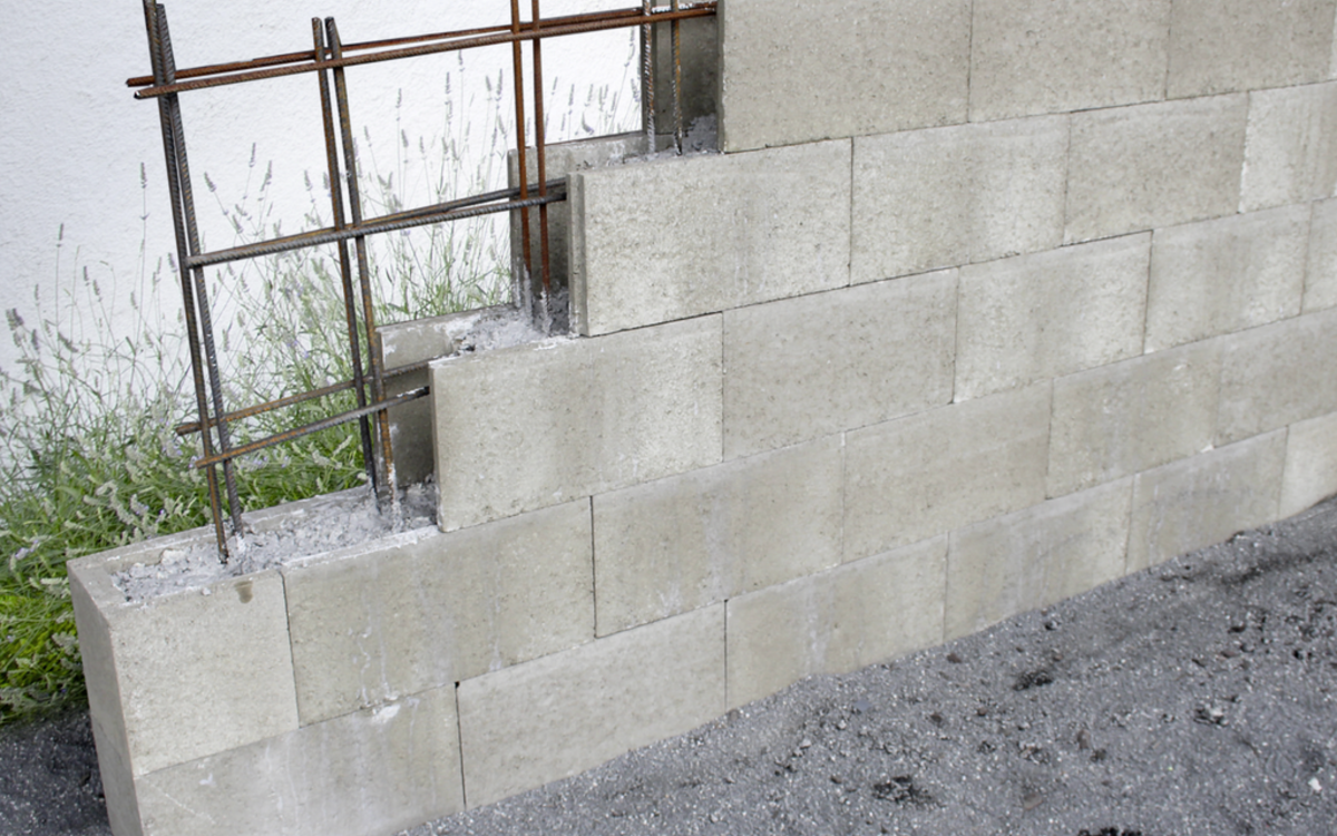 Schalungssteine aus Beton als Mauer mit Bewehrung im Gartenbereich
